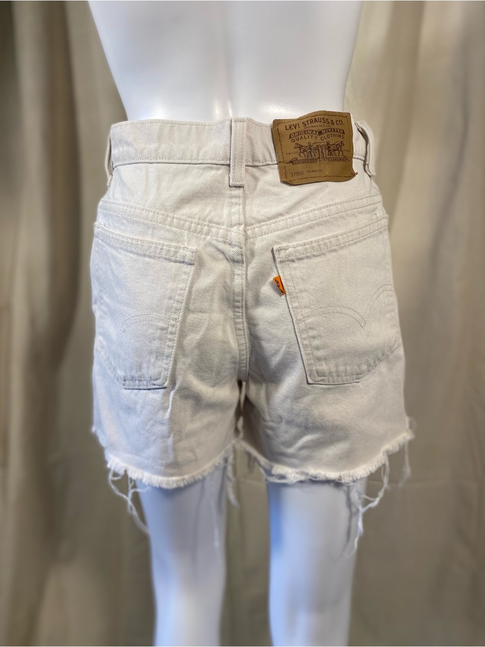 Vintage Levi’s 950 Relaxed Fit Off White Denim Shorts